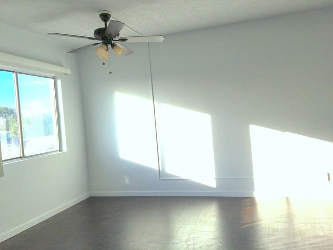 Building Photo - 603 N New Hampshire Ave Unit 8