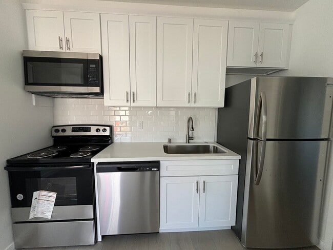 Building Photo - Eldora, 10313-10321 1/2 Unit 10317 Rear Duplex ADU Left