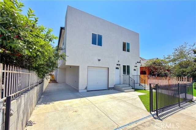 Photo - 734 E 52nd St