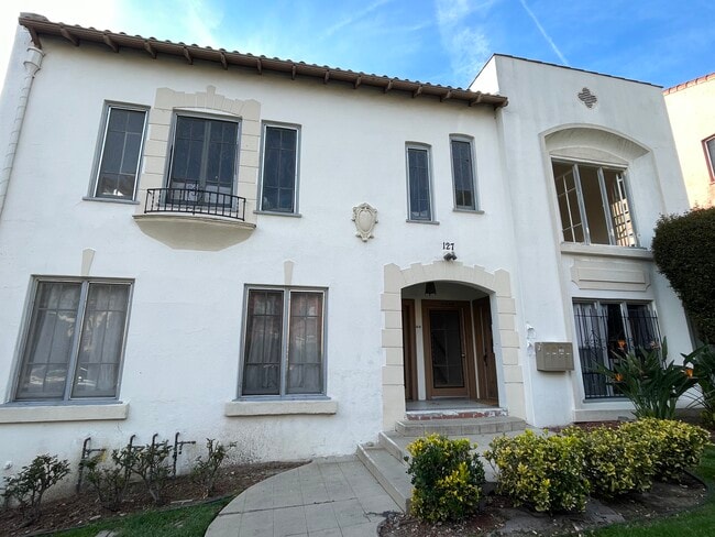 Building Photo - 129 1/2 N Kenmore Ave Unit 129 half