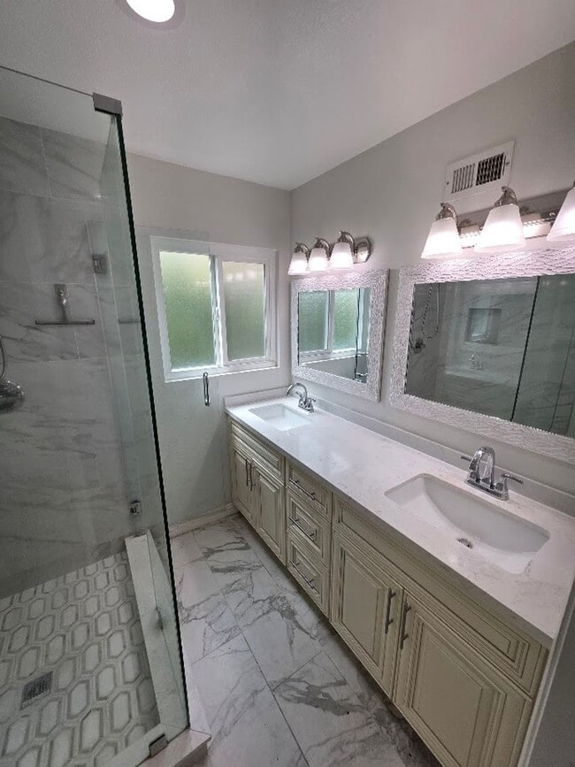 Photo - SPACIOUS 4BD/2BA WITH GARAGE, LAUNDRY AND ...