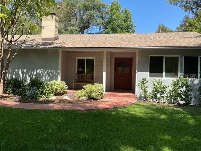 Photo - La Cañada Schools- Family Home - Natural Hardwood, 2 car attached garage, Central A/C, New Appli...