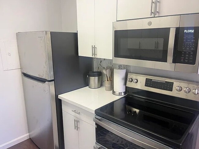 Photo - "Charming 1-Bedroom Oasis in Prime Santa Monica Location – Cozy 576 Sq Ft Gem!"