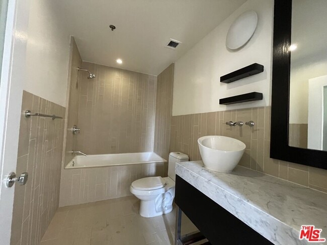 Building Photo - 727 W 7th St Unit 907