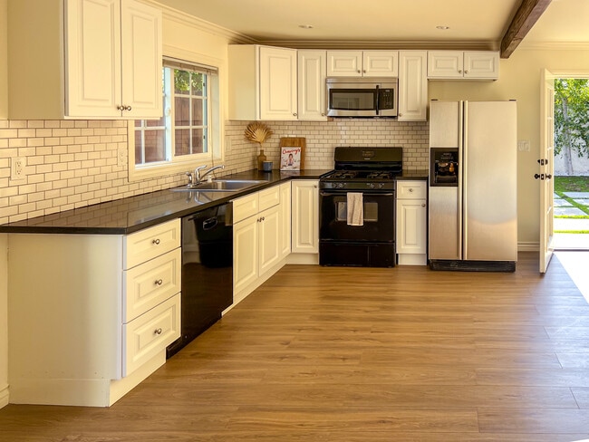 kitchen area - 128 S Brighton St Unit 2
