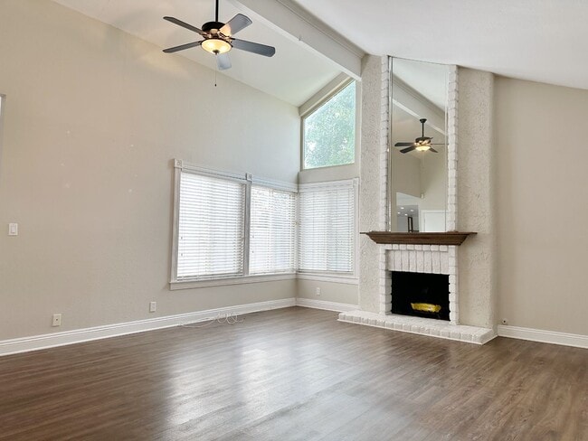 Building Photo - Spacious Single-Level Attached Home w/ Yard