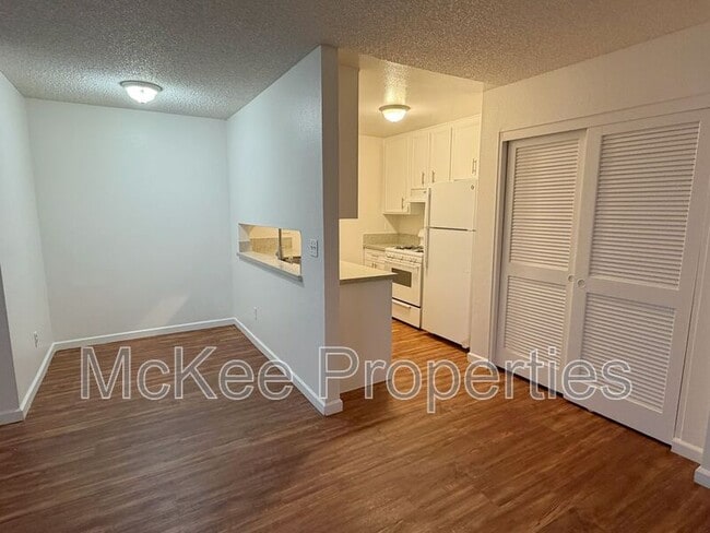 Building Photo - 3028 Juniper St Unit #2