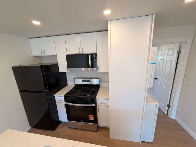 Building Photo - Modern Open Concept1 Bed + 1 Bath Upstairs Unit + In-Unit Laundry + AC