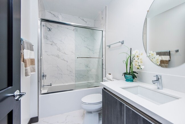 Photo - 552 N Hobart Blvd