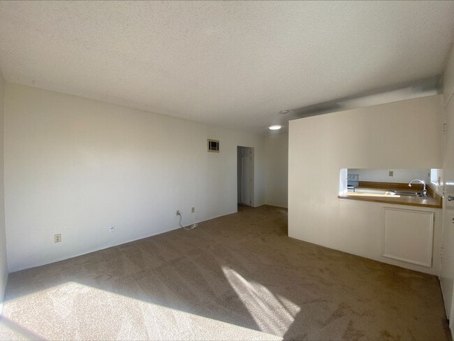 Building Photo - GREAT PB LOCATION! On Site Laundry! Spacious Bedroom! Unit 1740 Missouri St