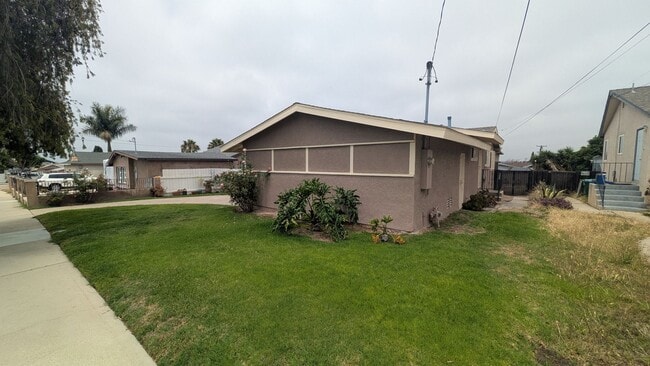 Building Photo - Emerald Hills Home with Garage