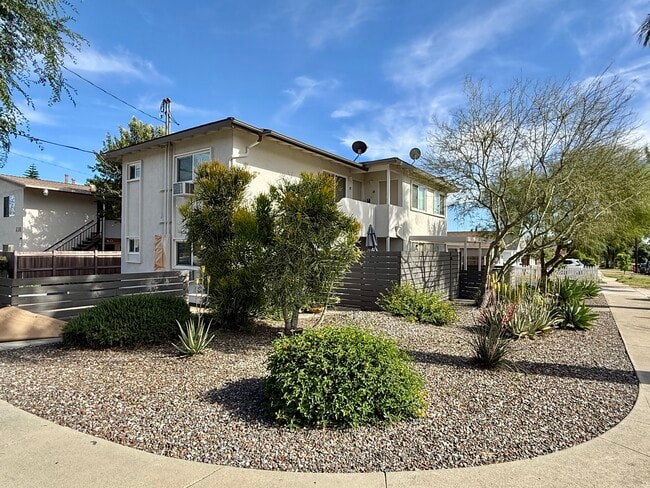 Building Photo - 212 E 8th St Unit B