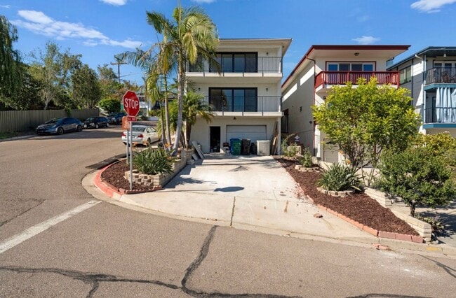 Building Photo - 2 Bed 1 Bath Apartment for Rent in Pacific...