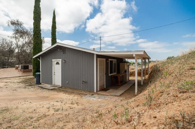 Beautiful Detached 1 Bedroom Home in Lakeside! - Beautiful Detached 1 Bedroom Home in Lakeside!