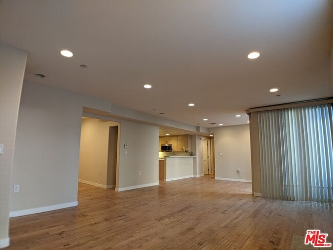 Photo - 5143 White Oak Ave Unit 102