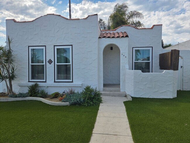 Building Photo - Updated 2 Bedroom 1 Bathroom Mid-town Home