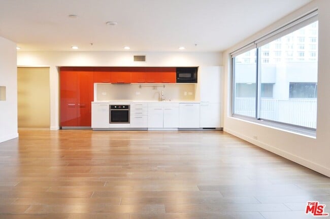 Building Photo - 901 Flower St Unit 709