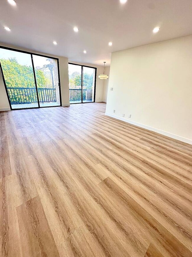 #302 massive living room! - Montana Apartments