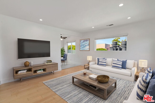 Building Photo - 119 Paloma Ave Unit #M