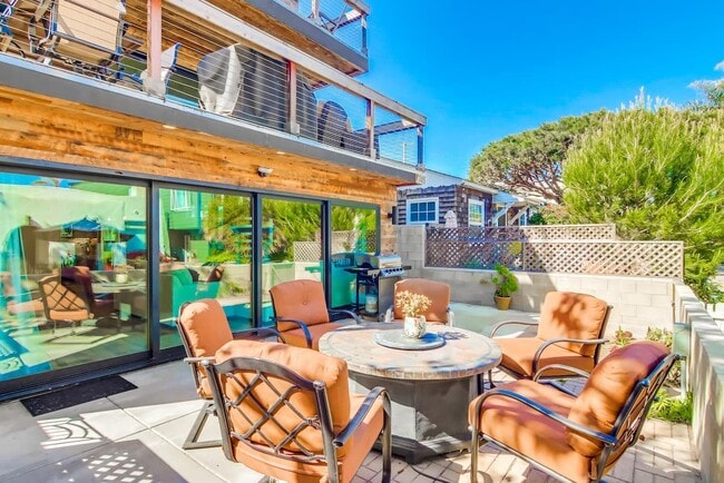 Photo - 745 Island Ct