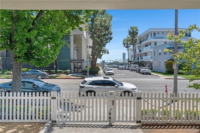 Building Photo - 1123 E Ocean Blvd Unit D