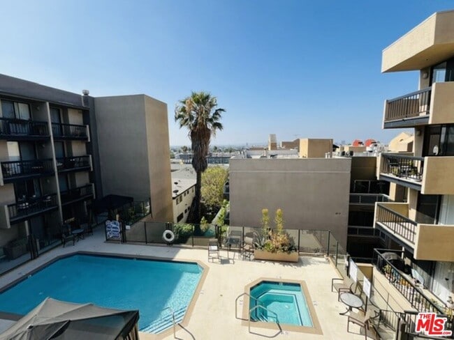 Building Photo - 7320 Hawthorn Ave Unit 308