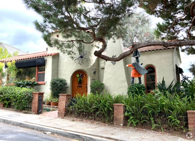 Building Photo - 2272 Silver Ridge Ave Unit 1 Rental