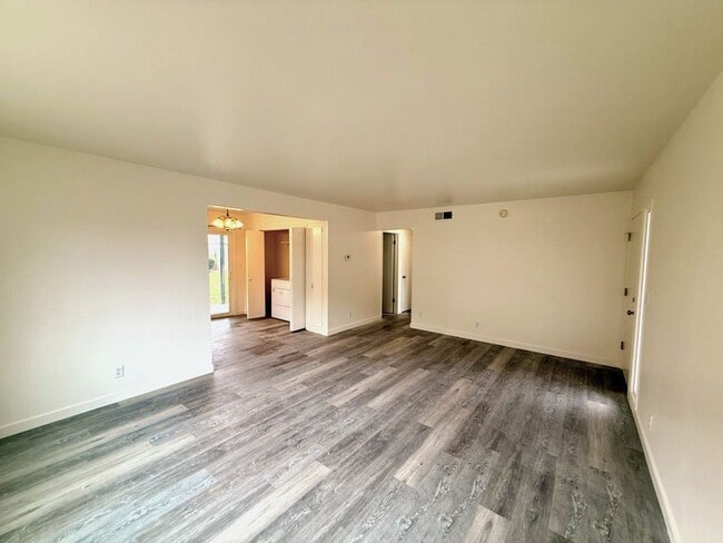 Building Photo - M36180E Unit 2