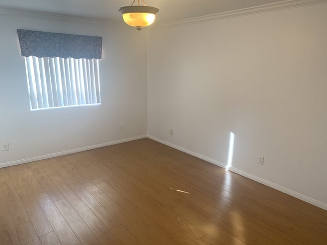 Building Photo - 1754 N Alexandria Ave Unit 1/2