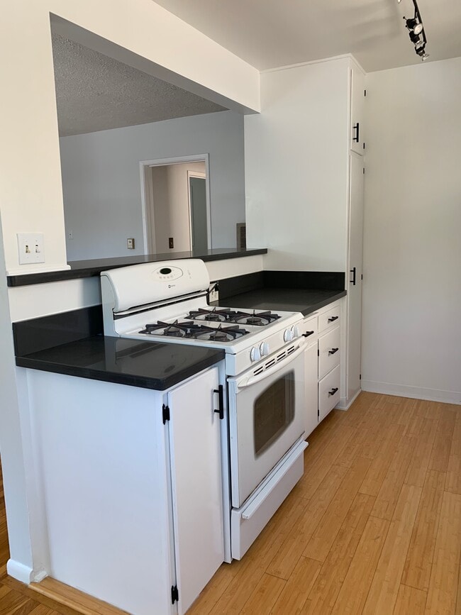 KITCHEN - 1047 E 1st St Unit #7 Mayfair House