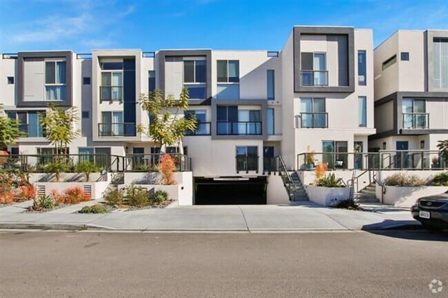 Building Photo - 2 bedroom 2.5 bath Townhome, walking dista...