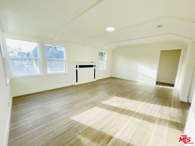 Building Photo - 122 N Hobart Blvd Rental