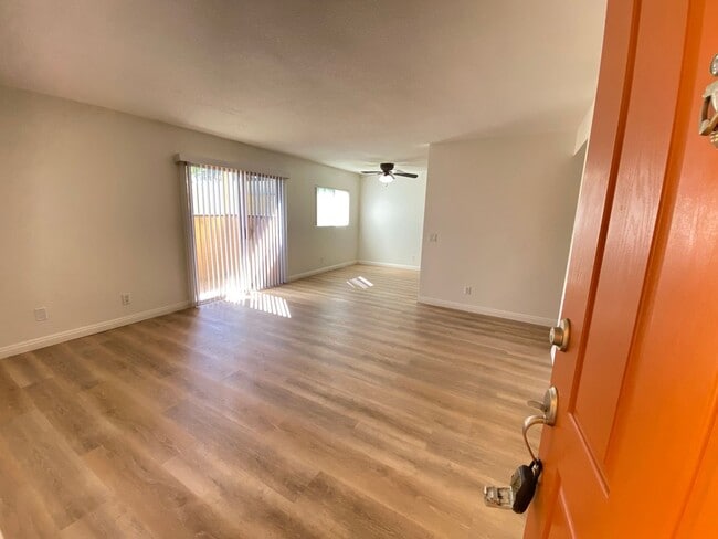 Building Photo - *Special* Charming 2 bedroom 2 bathroom Condo in Oceanside!