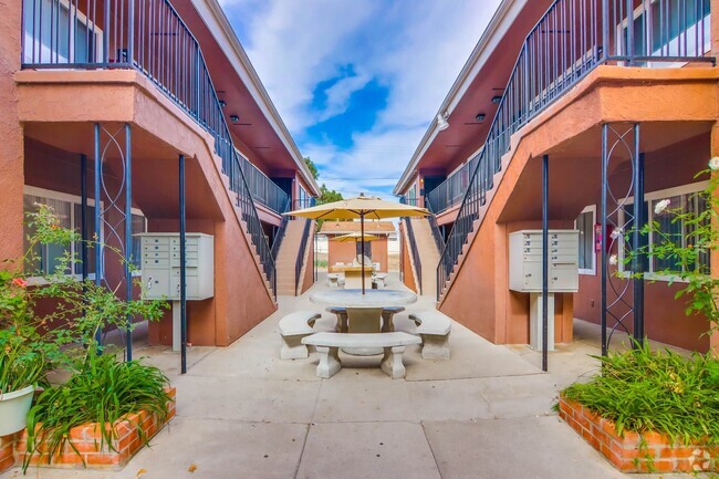 Building Photo - Bright 2 bed 1 bath in Pacific Beach- 50% ... Unit 2214 Rental