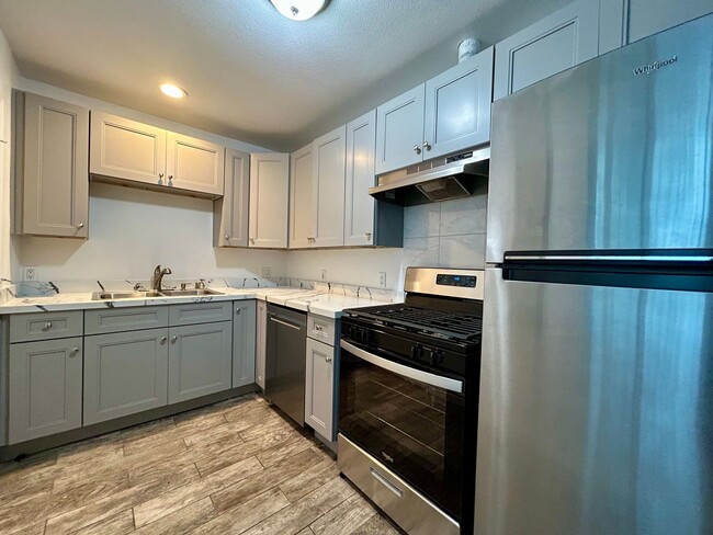 Building Photo - Studio in The Heart of Mission Beach! Unit 816 1/2