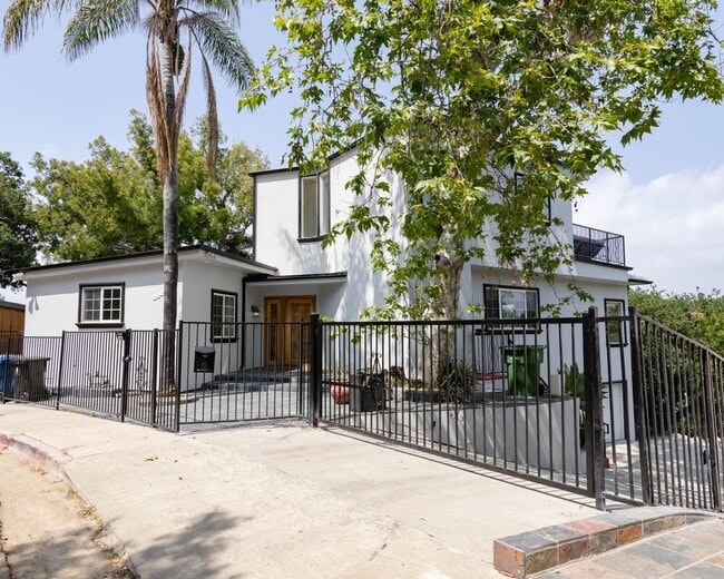 Building Photo - Beautiful Hollywood Hills Home For Lease!