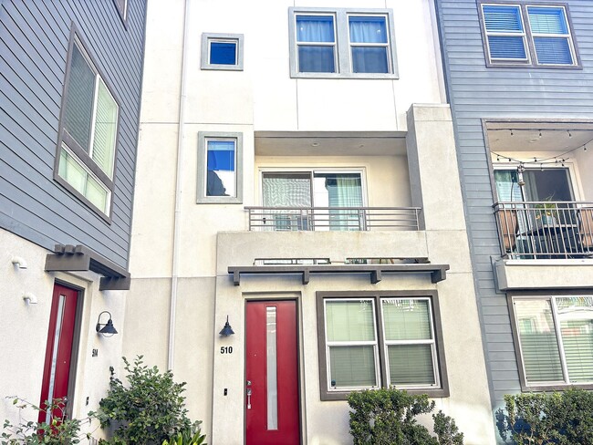 Stylish, Modern Townhome with Designer Tou... - Stylish, Modern Townhome with Designer Tou...