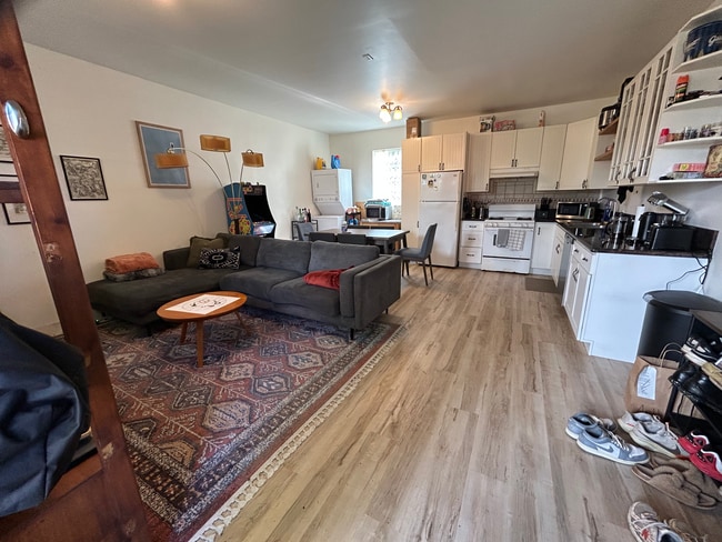 Building Photo - 3328 Military Ave