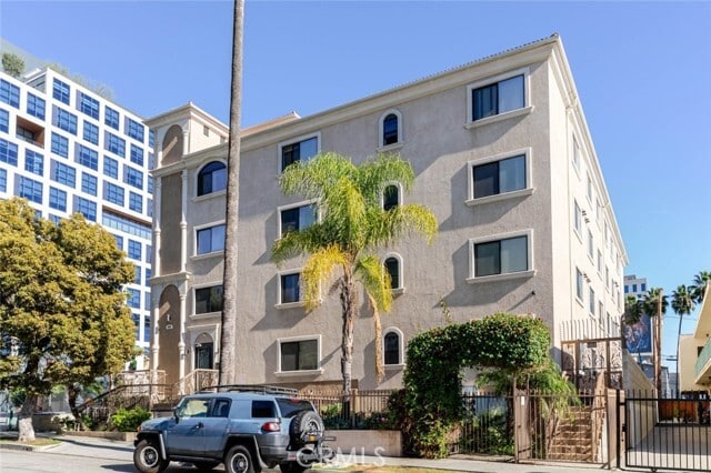 Building Photo - 1466 Tamarind Ave Unit 101