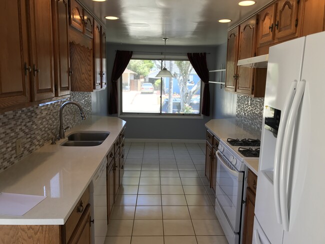 Kitchen with bright breakfast nook, recessed lighting, newer quartz countertops, and range, dishwash - 14911 Fonthill Ave