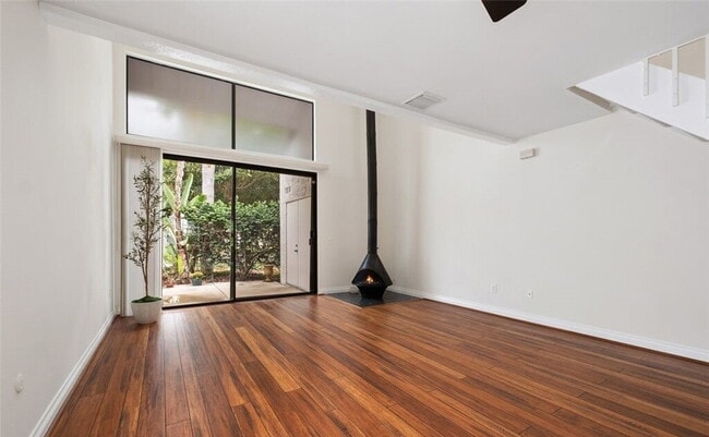 Photo - Bright & Spacious Unit with Natural Light