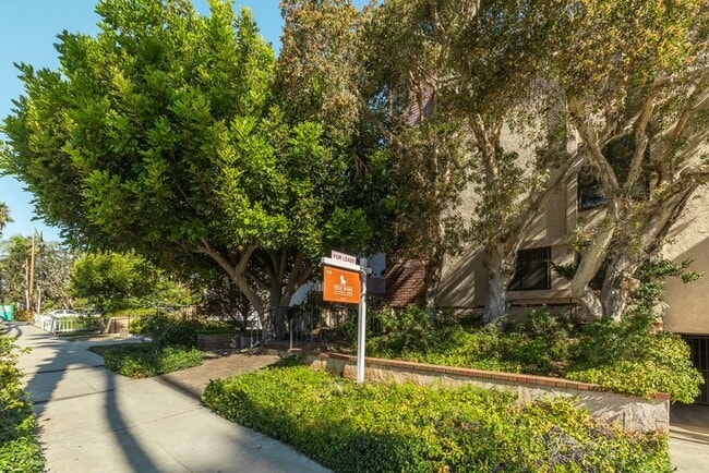 Prime Location 3 bedroom Townhome with Cen... - Prime Location 3 bedroom Townhome with Cen...