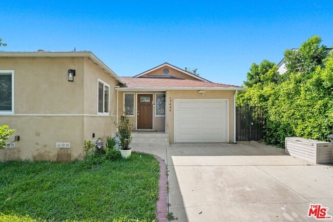 Photo - 17434 Emelita St