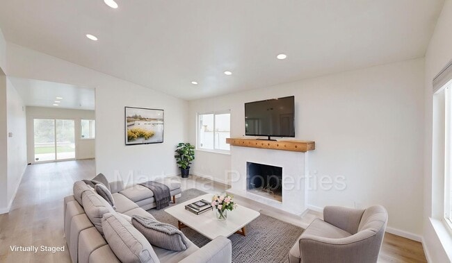 Building Photo - Amazon 3 Bedroom Home in Mission Viejo!