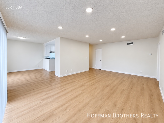 Photo - 6039 Whitsett Ave Unit 208