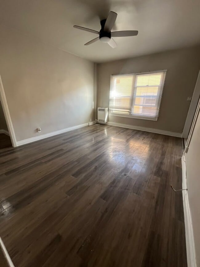 Building Photo - 203 S Kenmore Ave Unit 203