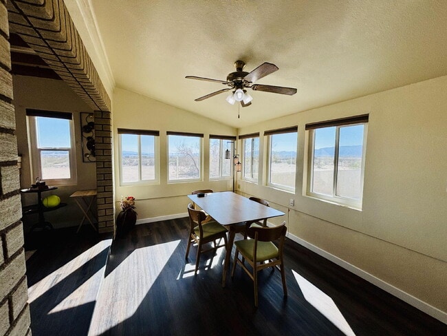 Building Photo - 4 bedrooms, 2 kitchens, 2.5 bathrooms, lau...