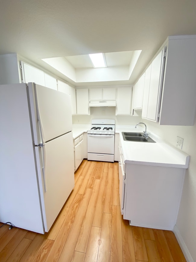 Kitchen - 158 N Normandie Ave Unit 201