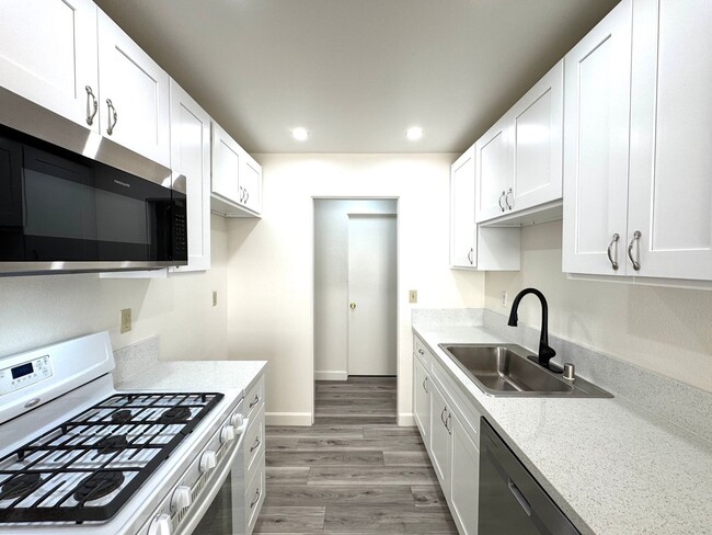 Two Bedroom, Two Bathroom Condo in La Vern... - Two Bedroom, Two Bathroom Condo in La Vern...
