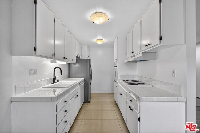 Photo - 5900 Canterbury Dr Unit B217